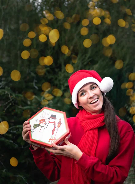 Söpö Eurooppalainen Nuori Nainen Istuu Joulukuusen Lähellä Pitää Lahjaansa Laatikossa — kuvapankkivalokuva