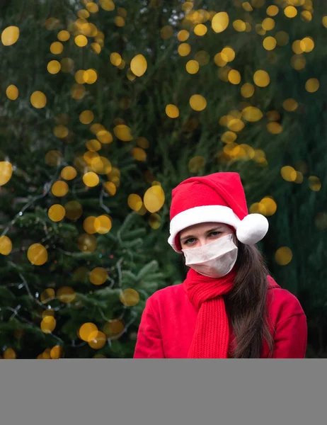 Cute European Woman Red Santa Hat Protective Mask Coronavirus Sits — Stock Photo, Image