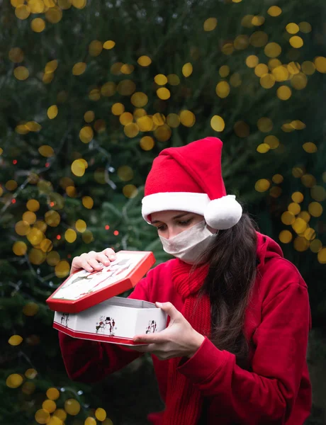 Young Pretty European Woman Red Santa Hat Protective Medical Mask — Stock Photo, Image