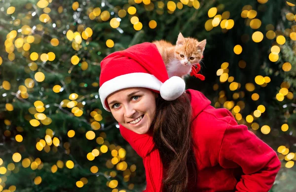 Mulher Europeia Bonita Nova Chapéu Vermelho Santa Está Sentado Sorrindo — Fotografia de Stock