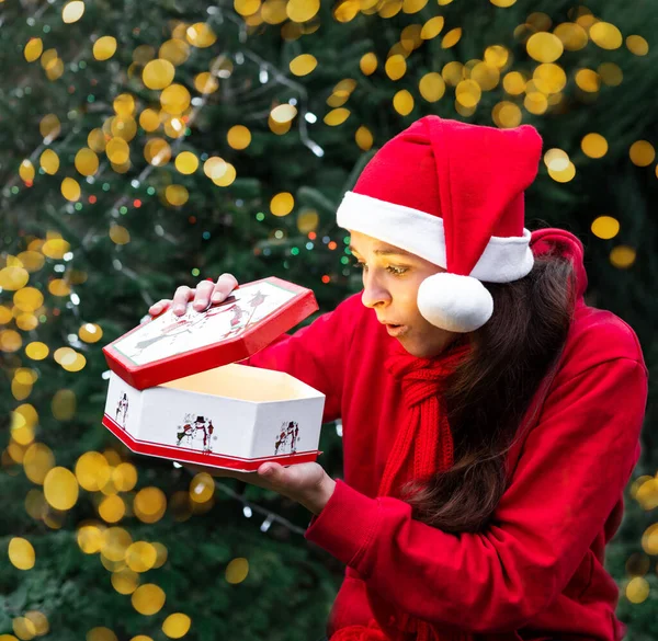 Приваблива Молода Європейка Червоному Капелюсі Дивиться Свій Різдвяний Подарунок Щаслива — стокове фото