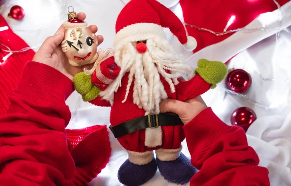 Тримайте Руках Милу Іграшку Санта Клауса Різдвяну Іграшку Вигляді Годинника — стокове фото