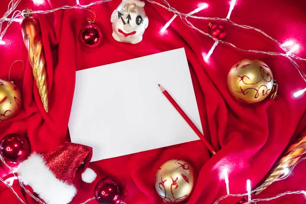 Креативний Різдвяний Банер Чистий Білий Аркуш Паперу Червоний Олівець Лежать — стокове фото