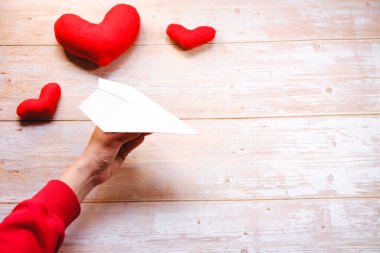 Talimatlar adım adım. Evde kendin yap. Kağıt uçak origami sanatı. Sevgililer Günü için DIY. Basit beyaz çarşaftan yapılmış kağıttan uçağımız hazır. Oynayabilir ve eğlenebiliriz. 7. Adım.