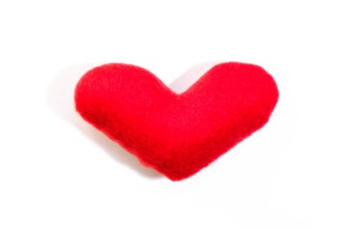Beyaz arka planda kumaştan yapılmış yumuşak kalpli kırmızı oyuncak. Sevgililer Günü için el yapımı kalp..