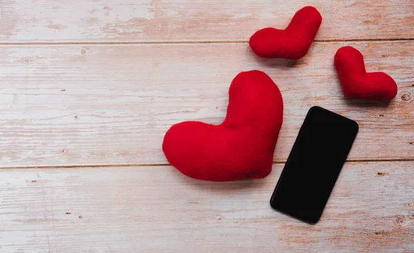 Smartphone San Valentín Mesa Madera Junto Corazones Juguete Rojo Saludos —  Fotos de Stock