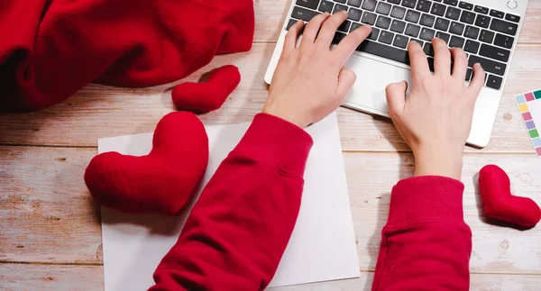 14 Şubat 'ta sevgililer günü için online alışveriş. Alımları ve hediyeleri internet üzerinden kredi kartıyla öde. Siyah klavyeli gümüş dizüstü bilgisayar ve kırmızı oyuncak yumuşak kalpler, serbest çalışanlar masaüstü.