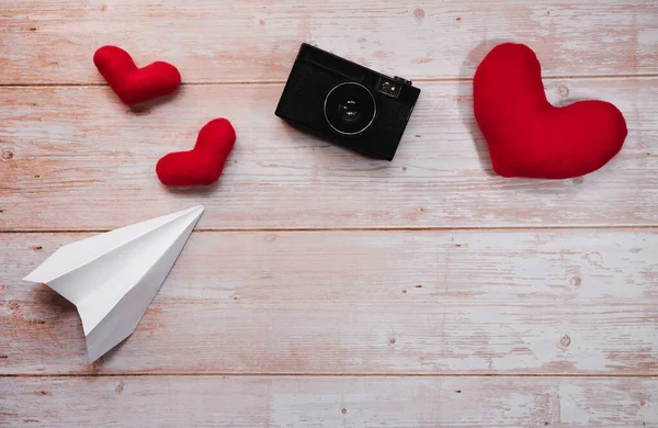 Avión Papel Origami Blanco Corazones Peluche Rellenos Rojos Una Vieja —  Fotos de Stock