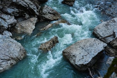 Zümrüt ve mavi renklerden oluşan güzel, fırtınalı bir dağ nehri kayaların üzerinden akar. Kafkas rezervlerinin vahşi ve güzel doğası, Belaya nehri, Adygea Cumhuriyeti, Rusya.