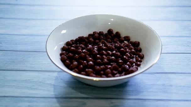 Plato Blanco Cereal Preparado Para Desayuno Una Mesa Madera Azul — Vídeo de stock