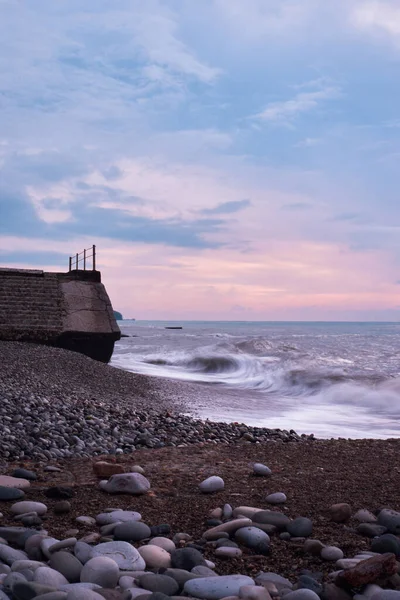 Bellissimo Cielo Tramonto Sulla Costa Del Mare Con Spiaggia Ghiaia — Foto Stock