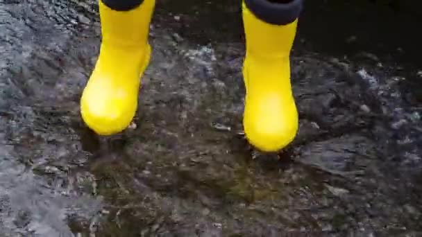 Salte Através Poças Botas Borracha Amarela Caminhe Chuva Aproveite Mau — Vídeo de Stock