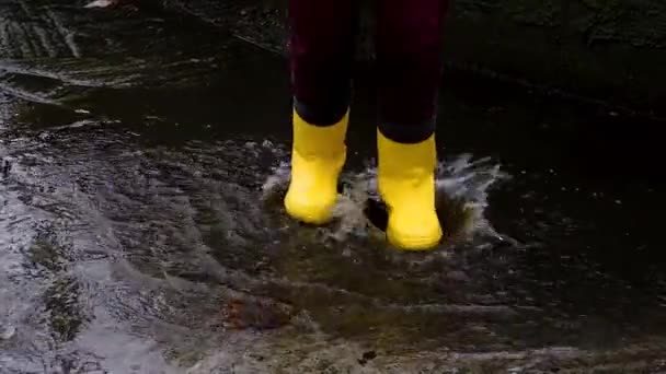 Gelben Gummistiefeln Durch Pfützen Springen Wandern Sie Regen Und Genießen — Stockvideo