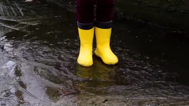 Salte Através Poças Botas Borracha Amarela Caminhe Chuva Aproveite Mau — Vídeo de Stock