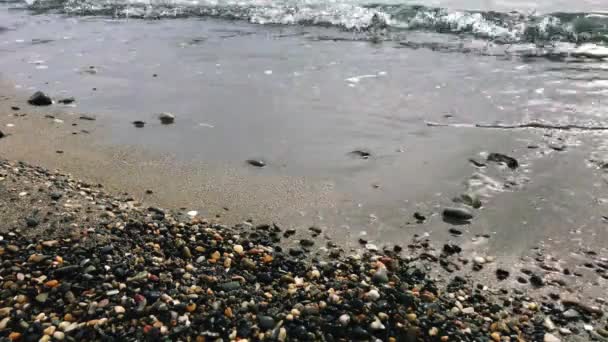 Ondas Rolam Sobre Costa Mar Mar Calmo Azul Transparente Claro — Vídeo de Stock