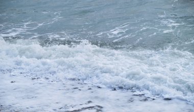 Nazikçe dalgalanan deniz ve beyaz köpüklü dalgalar. Mavi ve bazen turkuaz soğuk Kuzey Denizi. Hava serin ve temiz. Minimalist okyanus arkaplanı.