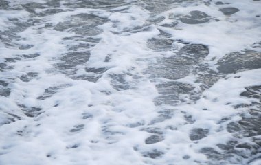 Nazikçe dalgalanan deniz ve beyaz köpüklü dalgalar. Mavi ve bazen turkuaz soğuk Kuzey Denizi. Hava serin ve temiz. Minimalist okyanus arkaplanı.