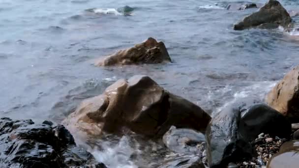 Hermoso Paisaje Marino Pequeñas Olas Rodar Playa Guijarros Llevar Piedras — Vídeos de Stock