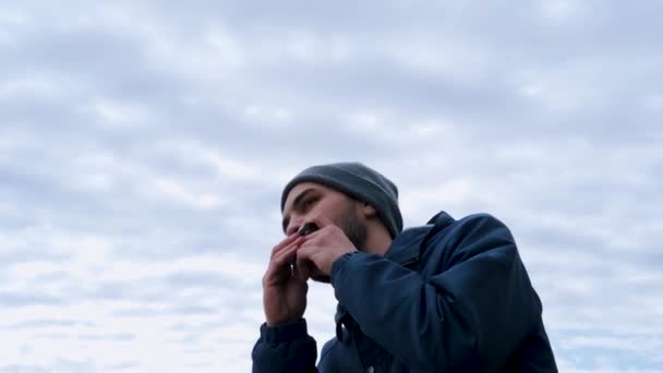 Junge Mit Bart Kaukasischen Aussehens Mit Grauem Hut Sitzt Gegen — Stockvideo