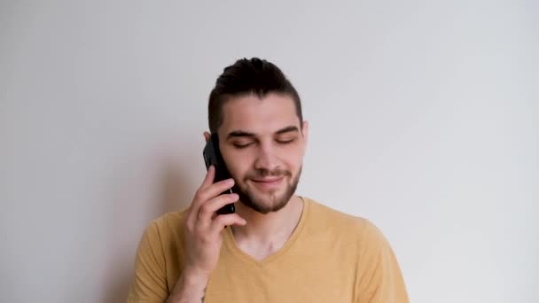 Joven Hombre Guapo Aspecto Europeo Caucásico Con Barba Cola Caballo — Vídeos de Stock