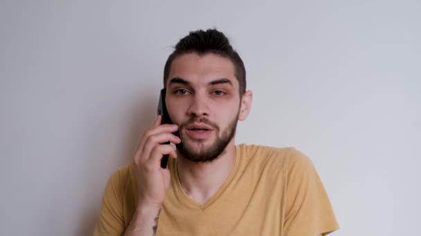 Tânărul Chipeș Înfățișare Europeană Caucaziană Barbă Coadă Ponei Înfurie Jură — Videoclip de stoc
