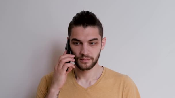 Dlouhodobé Čekání Rozhovor Pomocí Chytrého Telefonu Mladý Pohledný Běloch Vousy — Stock video