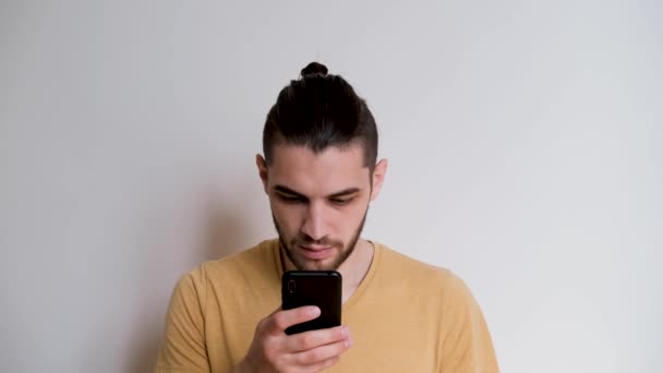 Sakallı Kuyruklu Cep Telefonlu Avrupa Görünümlü Genç Yakışıklı Bir Adam — Stok video
