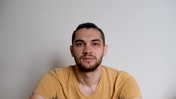 Mladý Pohledný Kavkazský Evropan Vousatou Žlutou Košilí Culíkem Usmívá Širokým — Stock video