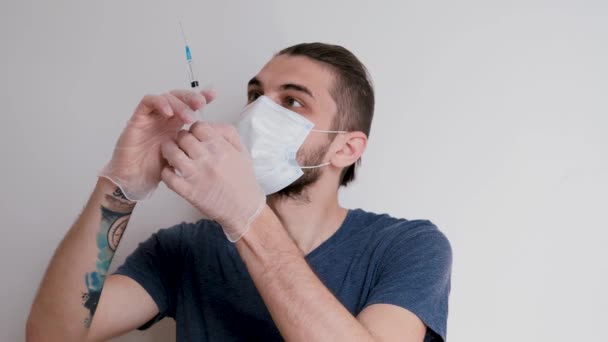 Joven Estudiante Caucásico Lindo Camiseta Azul Máscara Protectora Médica Guantes — Vídeos de Stock