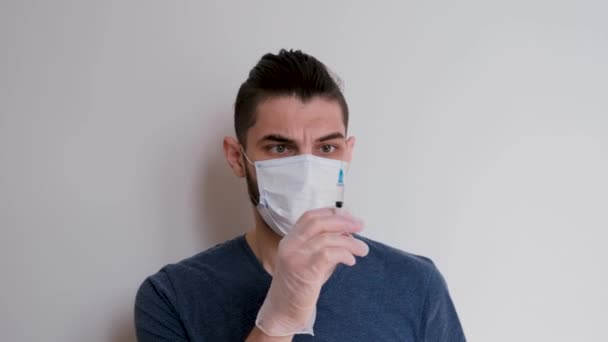 Jeune Étudiant Caucasien Mignon Bleu Tshirt Masque Protection Médicale Gants — Video