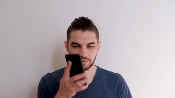 Jeune Homme Caucasien Avec Barbe Coiffure Élégante Bleu Tshirt Sur — Video