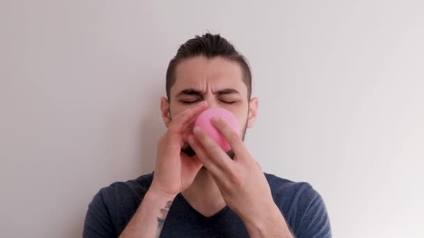 Einen Rosafarbenen Luftballon Mit Dem Mund Aufblasen Und Dann Wegfliegen — Stockvideo