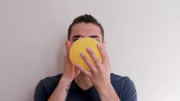 Gonflez Ballon Jaune Avec Bouche Puis Laissez Envoler Jeune Mignon — Video