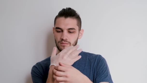 Joven Guapo Hombre Caucásico Camiseta Azul Sobre Fondo Blanco Pone — Vídeo de stock