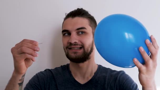 Jeune Homme Caucasien Beau Avec Barbe Queue Cheval Bleu Tshirt — Video