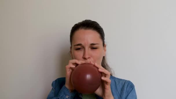 Chica Está Preparando Para Las Vacaciones Soplando Globo Luego Deja — Vídeo de stock