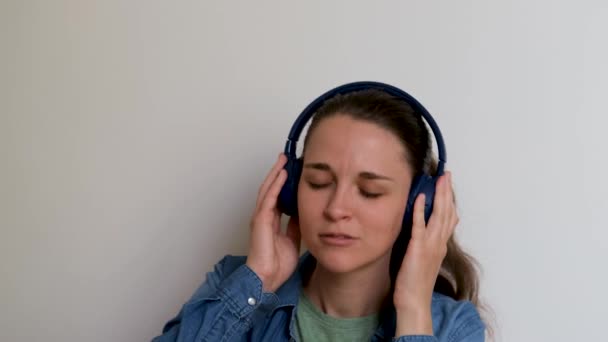 Girl Listens Music Her Eyes Closed Completely Immersed Dissolved Moment — Stok video