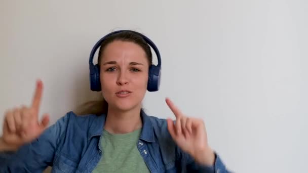 Die Junge Hübsche Kaukasische Europäerin Hört Mit Kopfhörern Musik Und — Stockvideo
