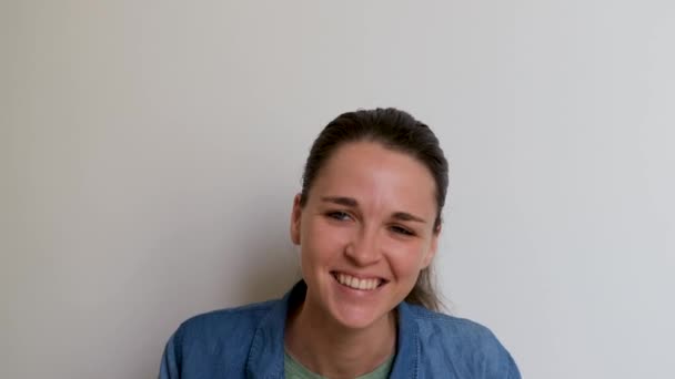 Jonge Kaukasische Europese Vrouw Lacht Aanstekelijk Witte Achtergrond Meisje Groen — Stockvideo