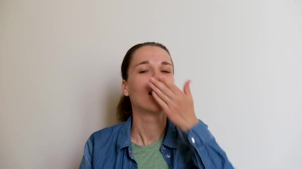 Joven Chica Europea Caucásica Camisa Sienta Sobre Fondo Blanco Bebe — Vídeo de stock
