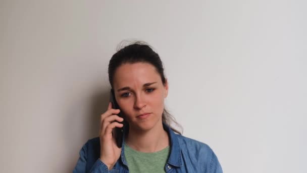 Fiatal Kaukázusi Európai Ingben Fehér Háttérhívásokkal Mobiltelefonon Figyelmesen Figyel Komoly — Stock videók
