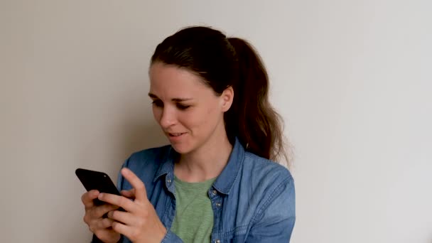 Joven Mujer Europea Caucásica Camisa Sobre Fondo Blanco Está Enviando — Vídeos de Stock