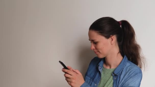 Ung Vit Kvinna Vit Bakgrund Talar Videolänk Med Hjälp Smartphone — Stockvideo