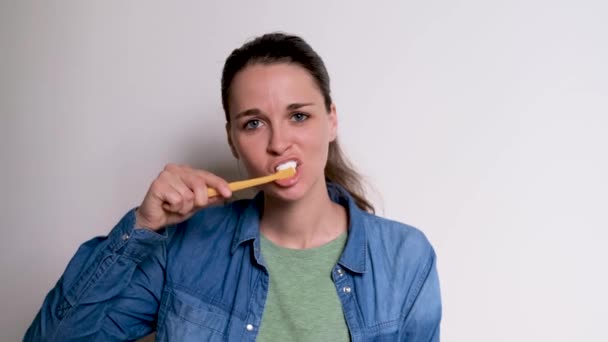 Ung Söt Vit Flicka Blå Skjorta Borstar Tänderna Vit Bakgrund — Stockvideo