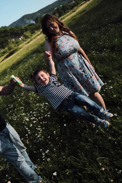 Pais Jovens Seguram Seu Filho Com Duas Mãos Balançam Para — Fotografia de Stock