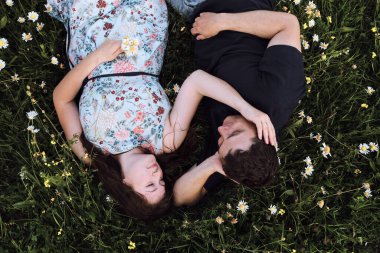 Genç güzel kız papatya tarlasında uzanıyor ve erkeğine sevgiyle bakıyor. Kafkas ailesi sıcak yaz akşamlarında papatya tarlasında dinleniyor. Güçlü yetişkinler ve sıcak ilişkiler..