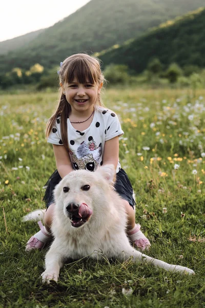 Menina Branca Bonito Senta Grande Cão Branco Sorri Melhores Amigos — Fotografia de Stock