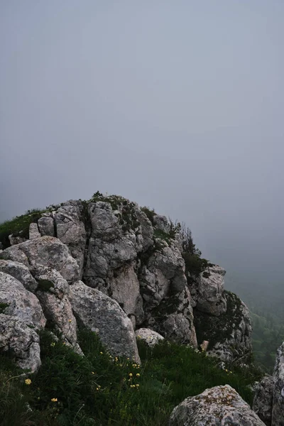 Montaña Rocosa Empinada Contra Fondo Espesa Niebla Negra Antes Lluvia — Foto de Stock