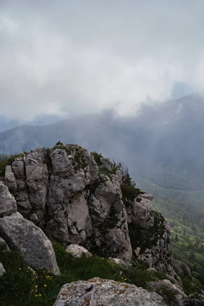 Montaña Rocosa Empinada Contra Fondo Espesa Niebla Negra Antes Lluvia — Foto de Stock