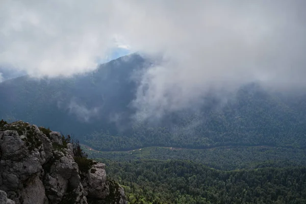 雨の前に濃い黒い霧の背景に急な岩の山 コーカサスの国立公園の自然と景観 山の寒い夏の日 — ストック写真